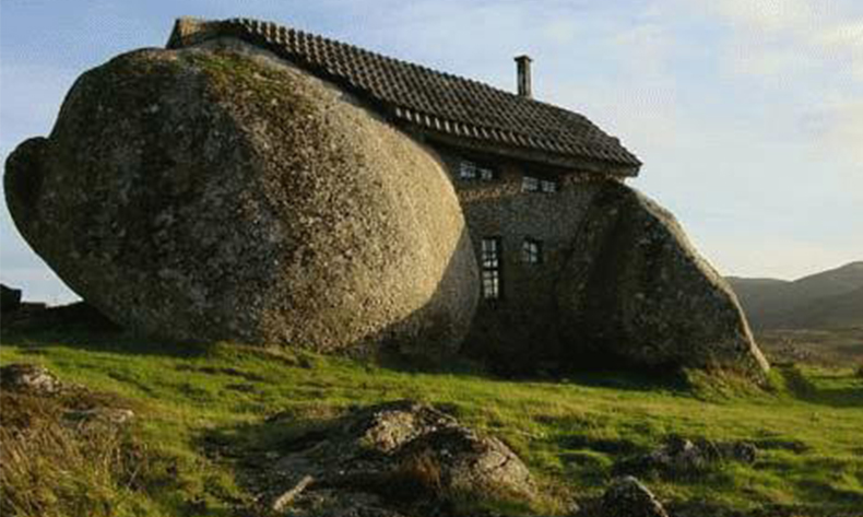 Ngôi ở Bồ Đào Nha này được làm bằng 2 tấn đá và được lấy ý tưởng từ một bộ phim hoạt hình của Mỹ.